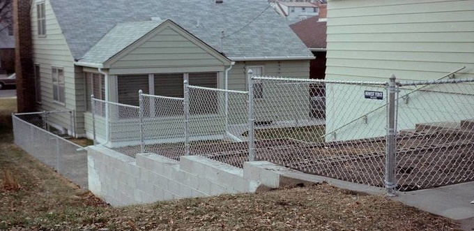 Galvanized before weaving chain link fence for residential uses.