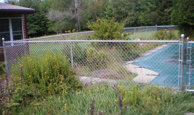 Galvanized chain link fence for a big swimming pool.